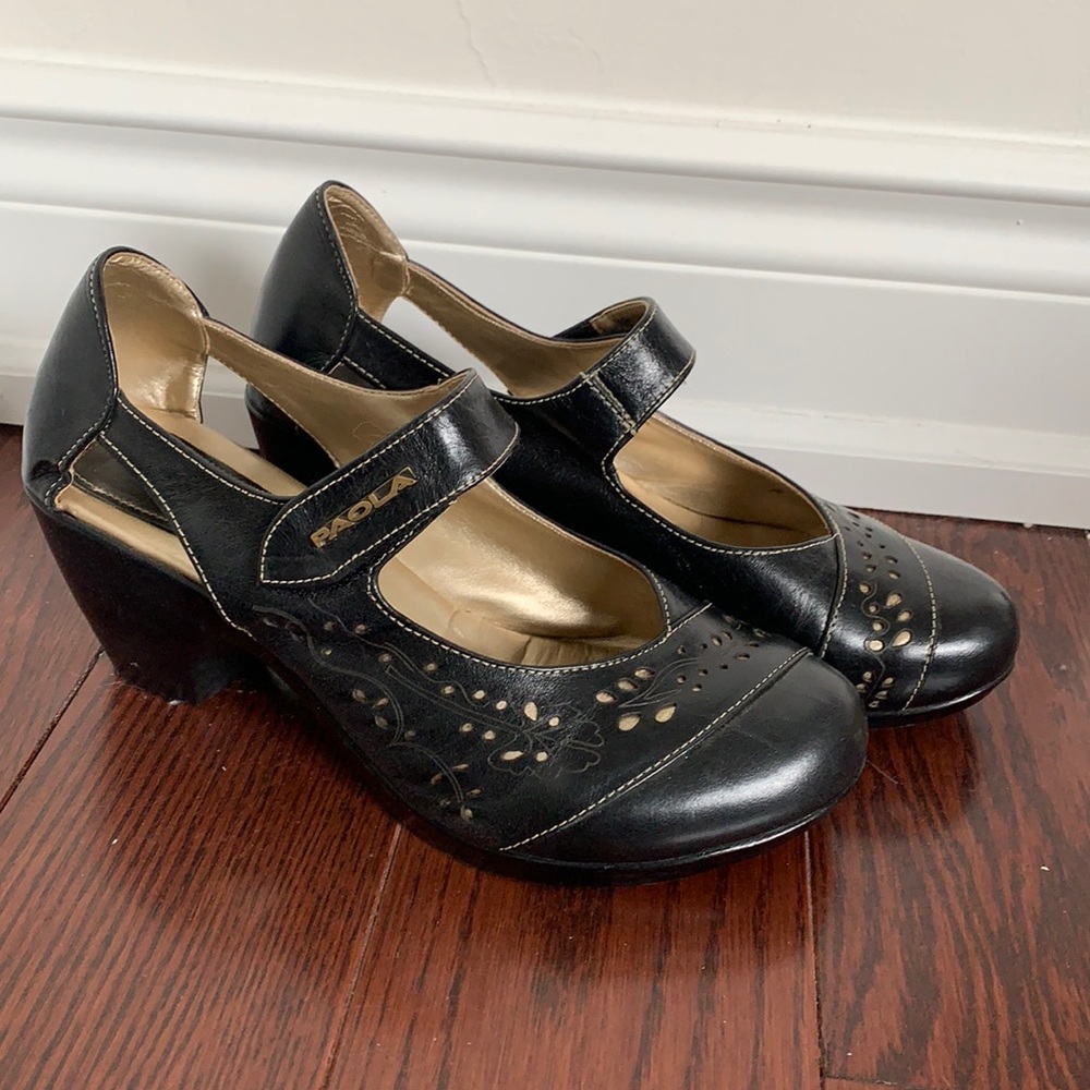 Black detailed shoes